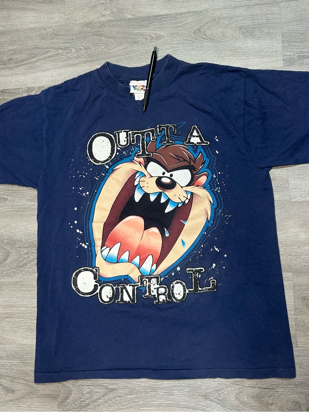 Vintage 1996 Official Looney Tunes Blue OUTTA CONTROL Tasmanian Devil Tshirt SzL